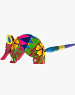 Las características de los alebrijes son sus componentes imaginarios: colores de "piel" diversos con decorados inventados y extremidades de diversas criaturas.