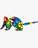 El Alebrije es una figura imaginaria producto de la mezcla de distintas criaturas con diversos colores y decorados. Su creador es el Maestro Pedro Linares López, destacado artista de la cartonería en México en los años 30´s.